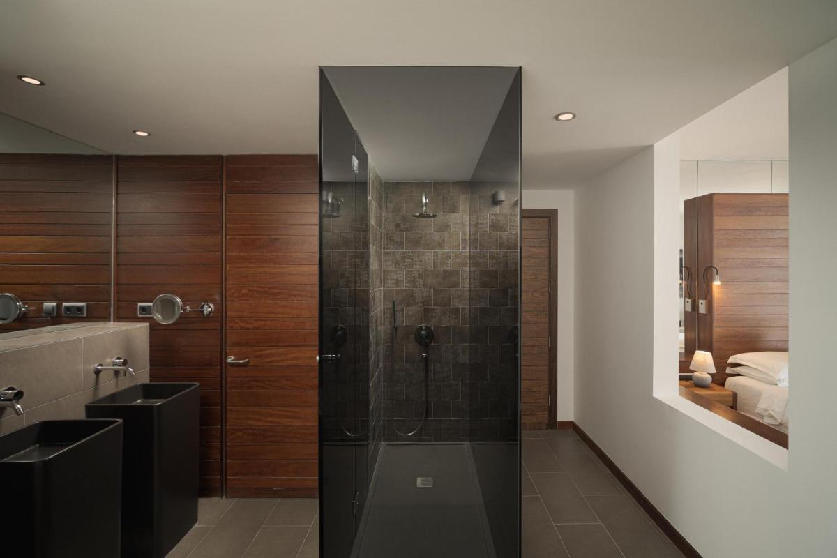 Un baño de Salobre Hotel Resort & Serenity