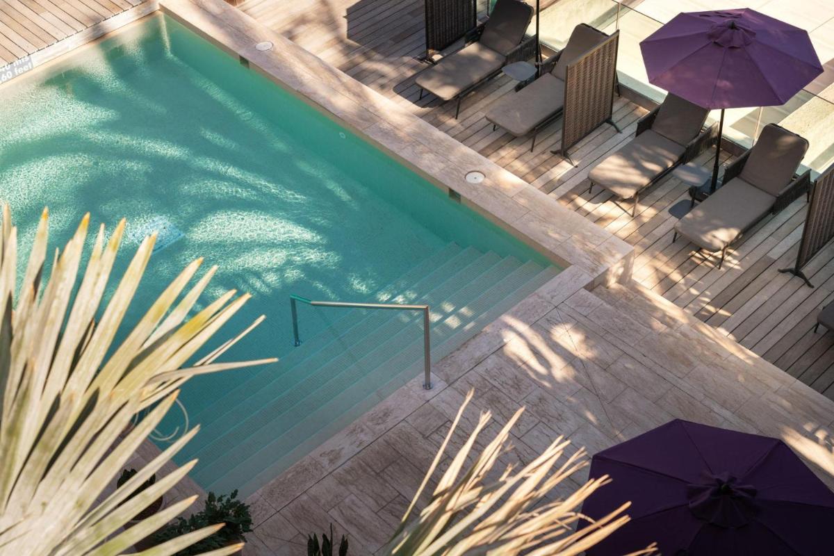 Una vista aérea de una piscina con sombrillas. en Salobre Hotel Resort & Serenity, en Salobre