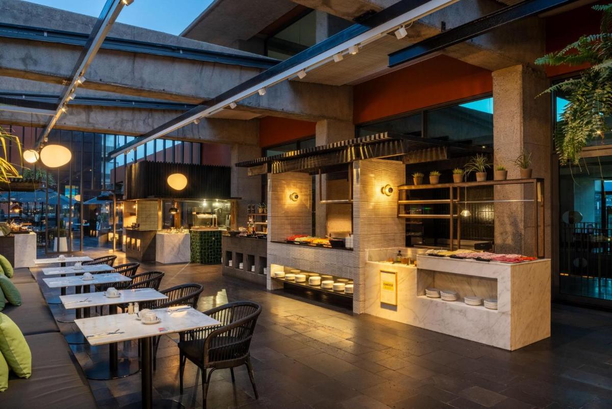 Un restaurante o sitio para comer en Salobre Hotel Resort & Serenity