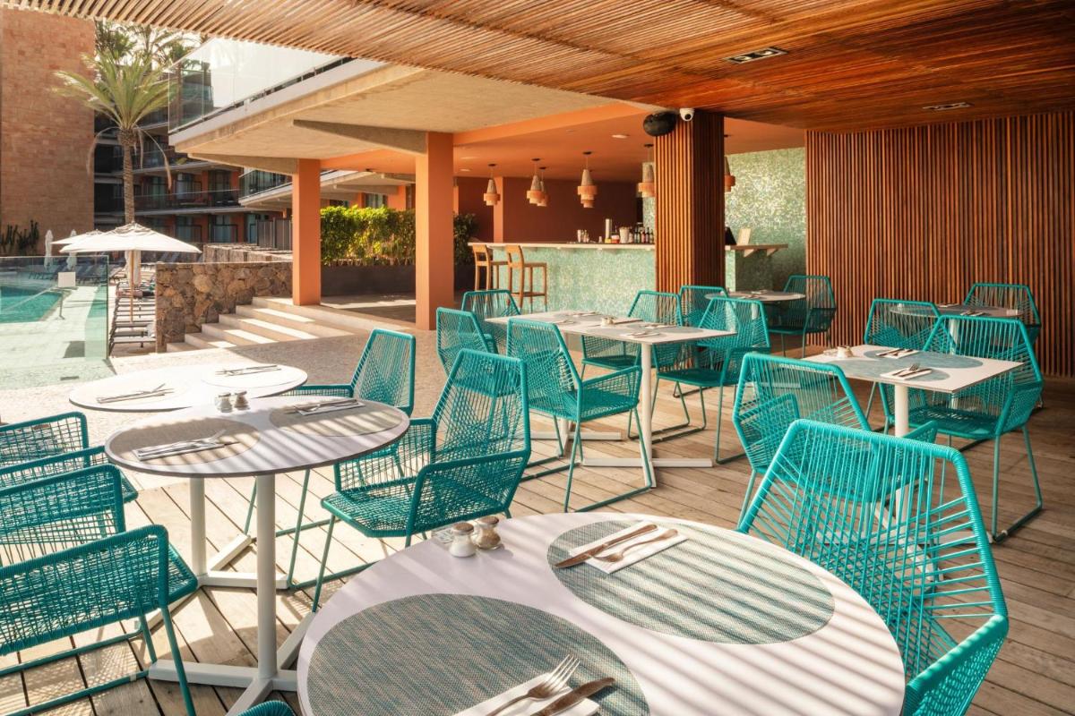 Un restaurante o sitio para comer en Salobre Hotel Resort & Serenity