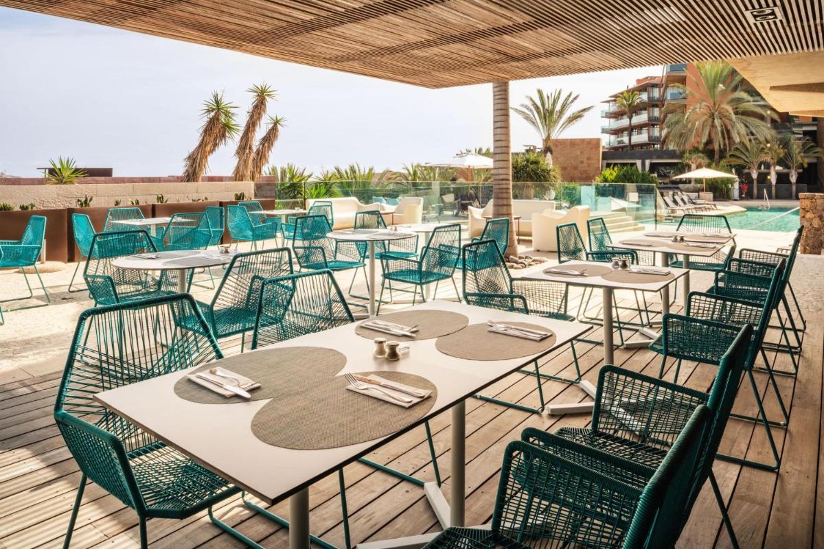 Un restaurante o sitio para comer en Salobre Hotel Resort & Serenity