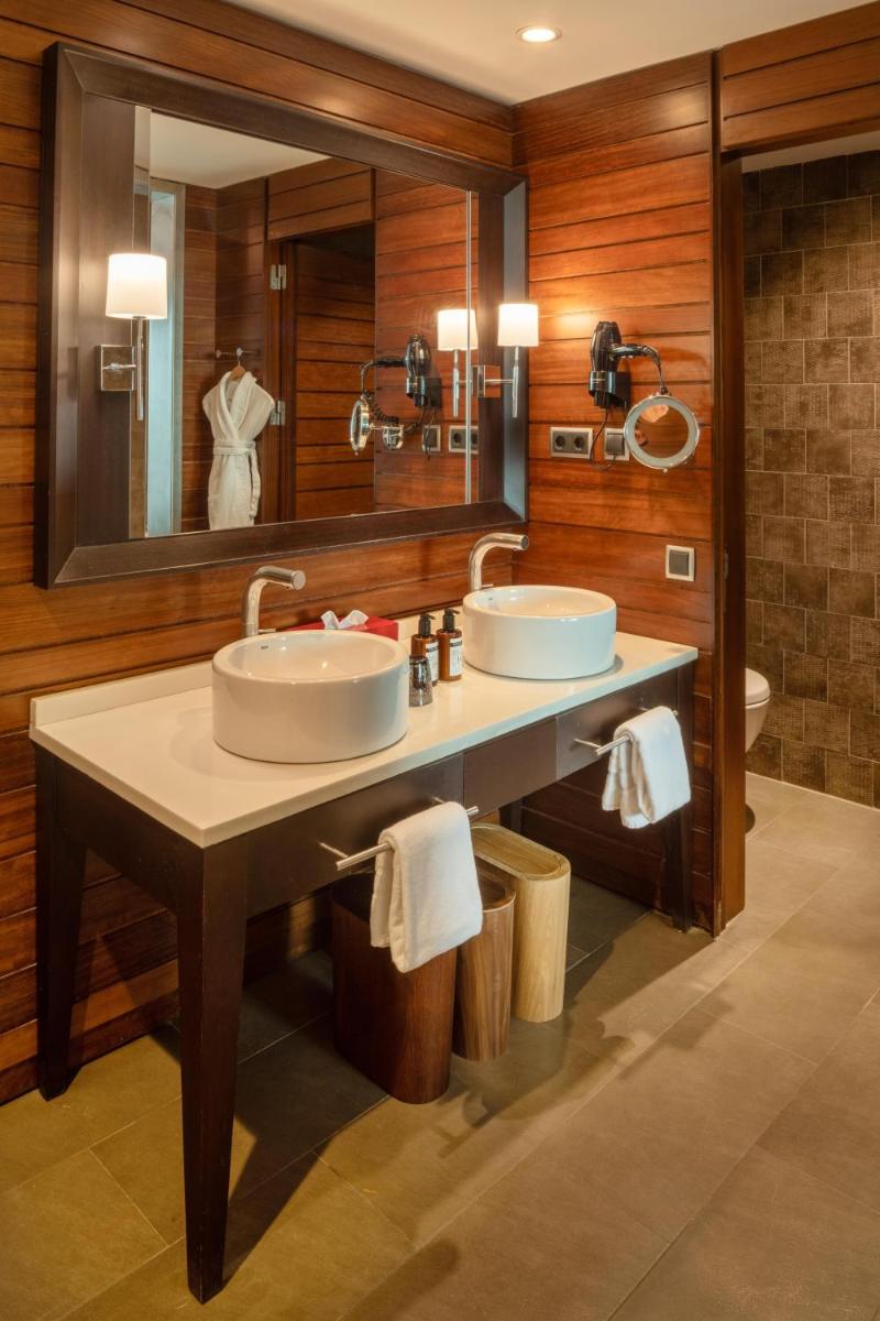 Un baño de Salobre Hotel Resort & Serenity