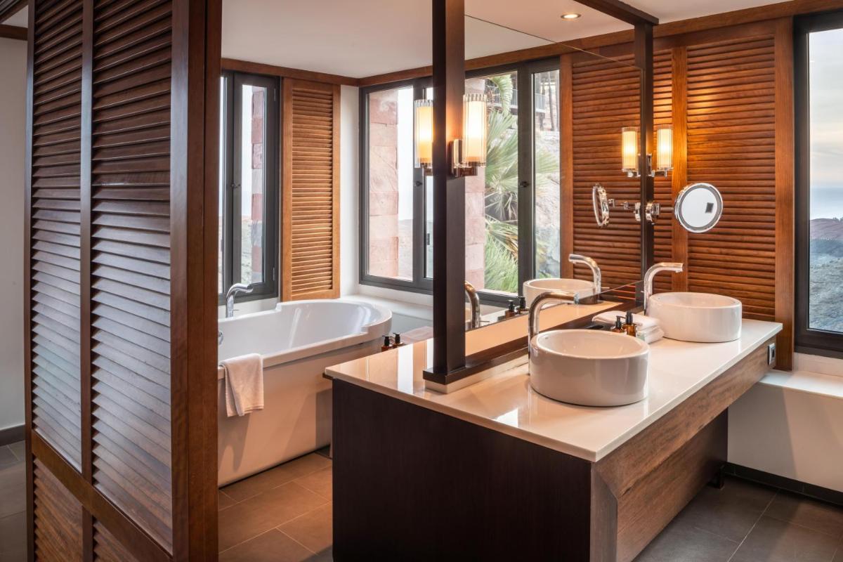 Un baño de Salobre Hotel Resort & Serenity