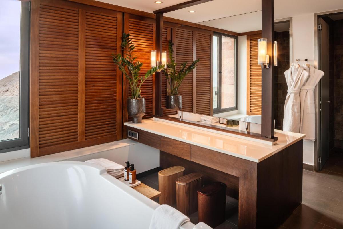 Un baño de Salobre Hotel Resort & Serenity