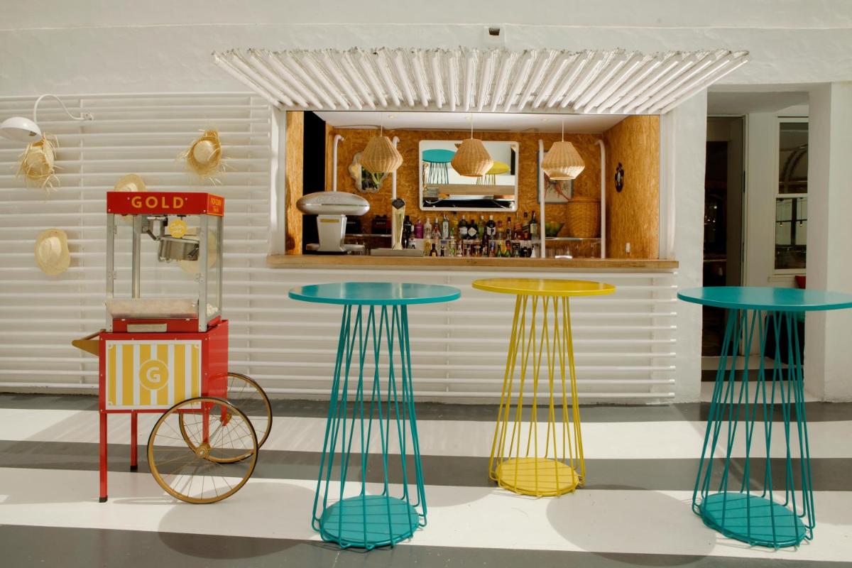 Un restaurante o sitio para comer en Gold By Marina - Adults only