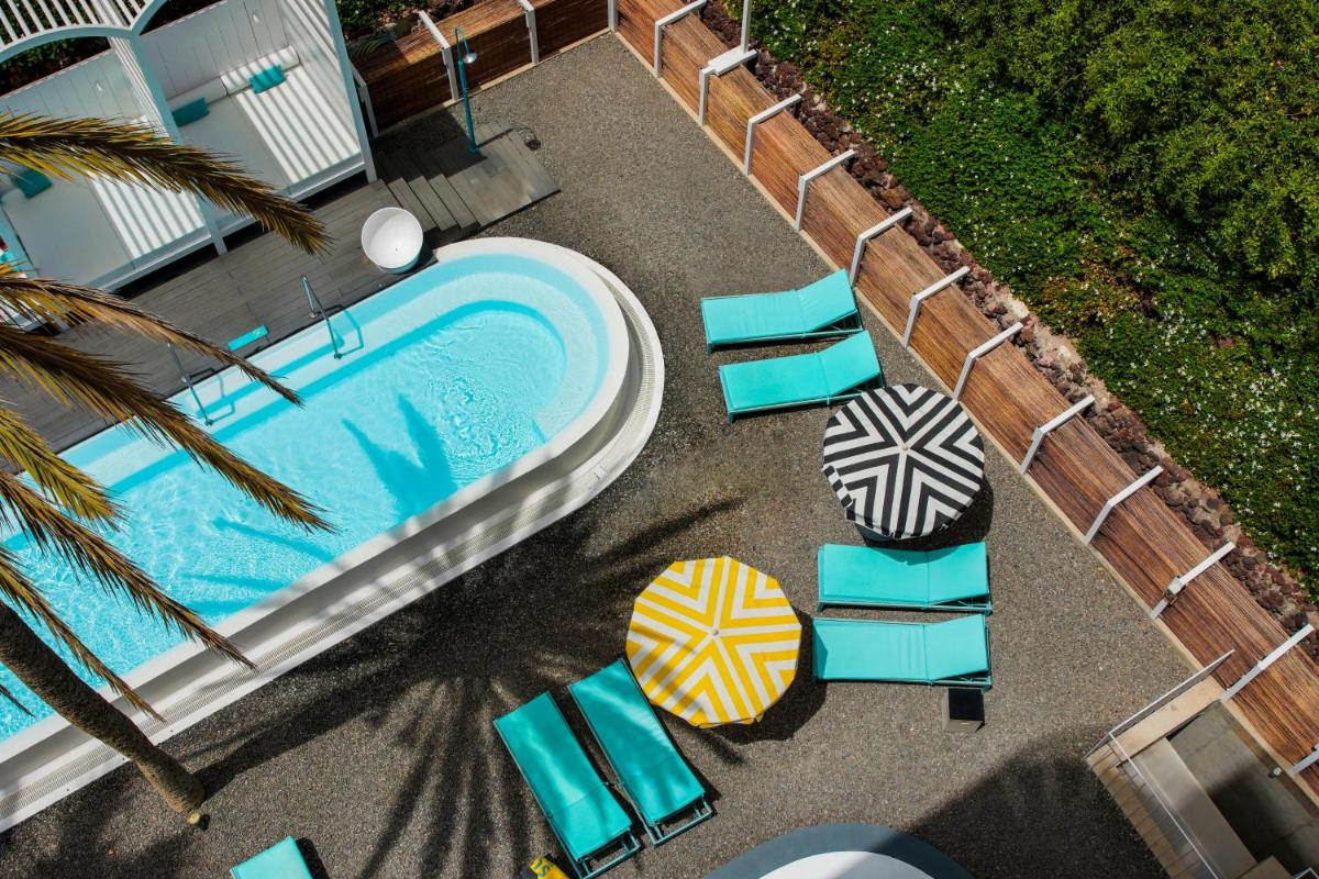 Una vista aérea de una piscina con sillas y sombrillas. en Gold By Marina - Adults only, en Playa del Inglés 78 fotos más
