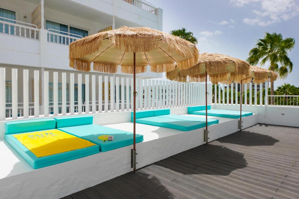 Un balcón o terraza de Gold By Marina - Adults only