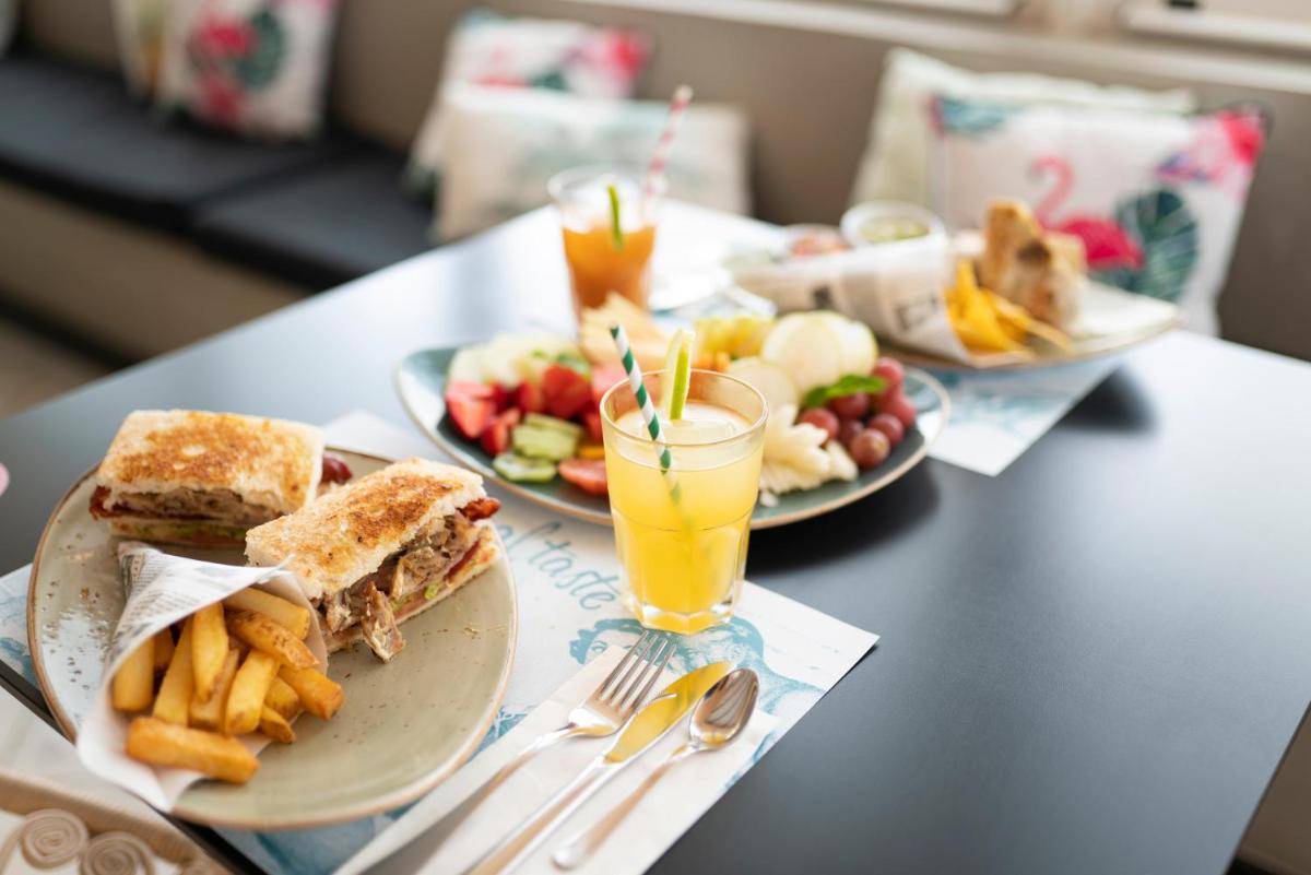 Comida en o cerca de este hotel