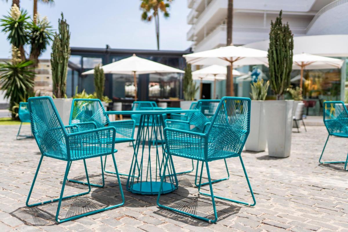 Un restaurante o sitio para comer en Gold By Marina - Adults only