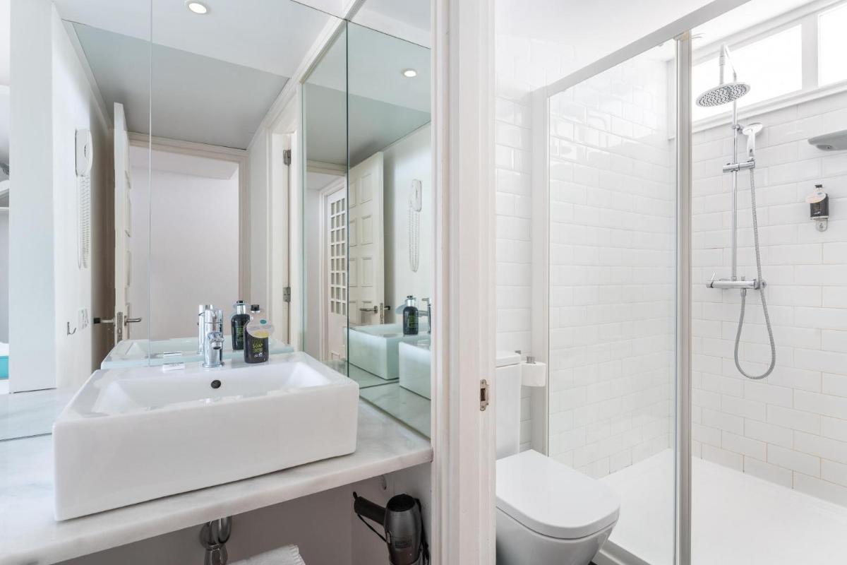 Un baño de Gold By Marina - Adults only