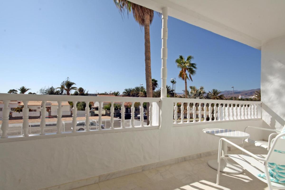Un balcón o terraza de Gold By Marina - Adults only