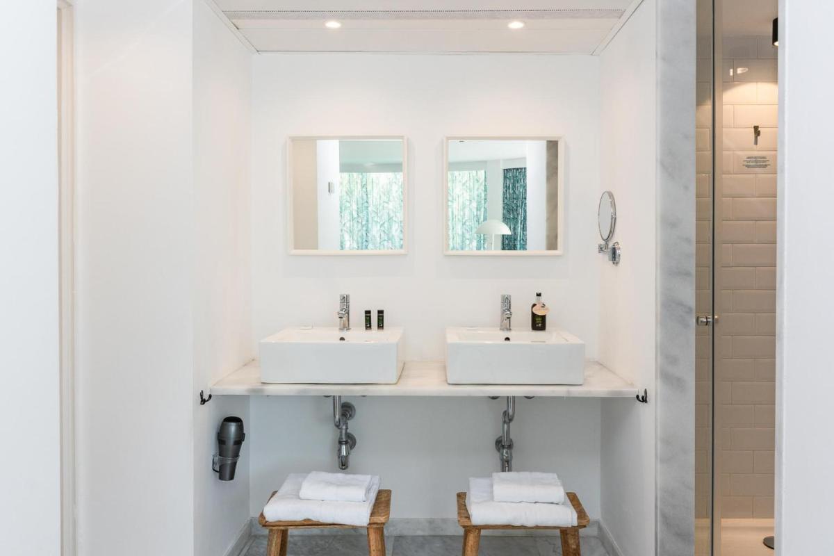 Un baño de Gold By Marina - Adults only