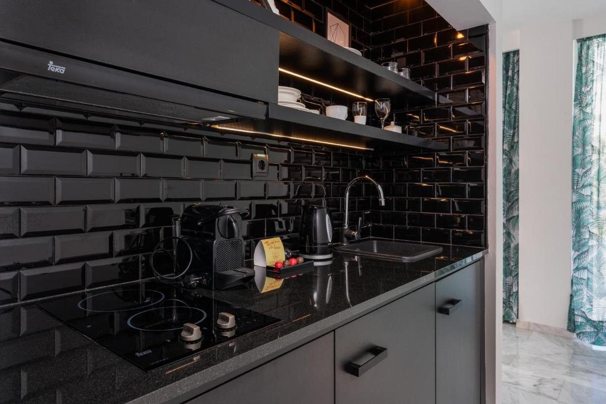 Una cocina o zona de cocina en Gold By Marina - Adults only