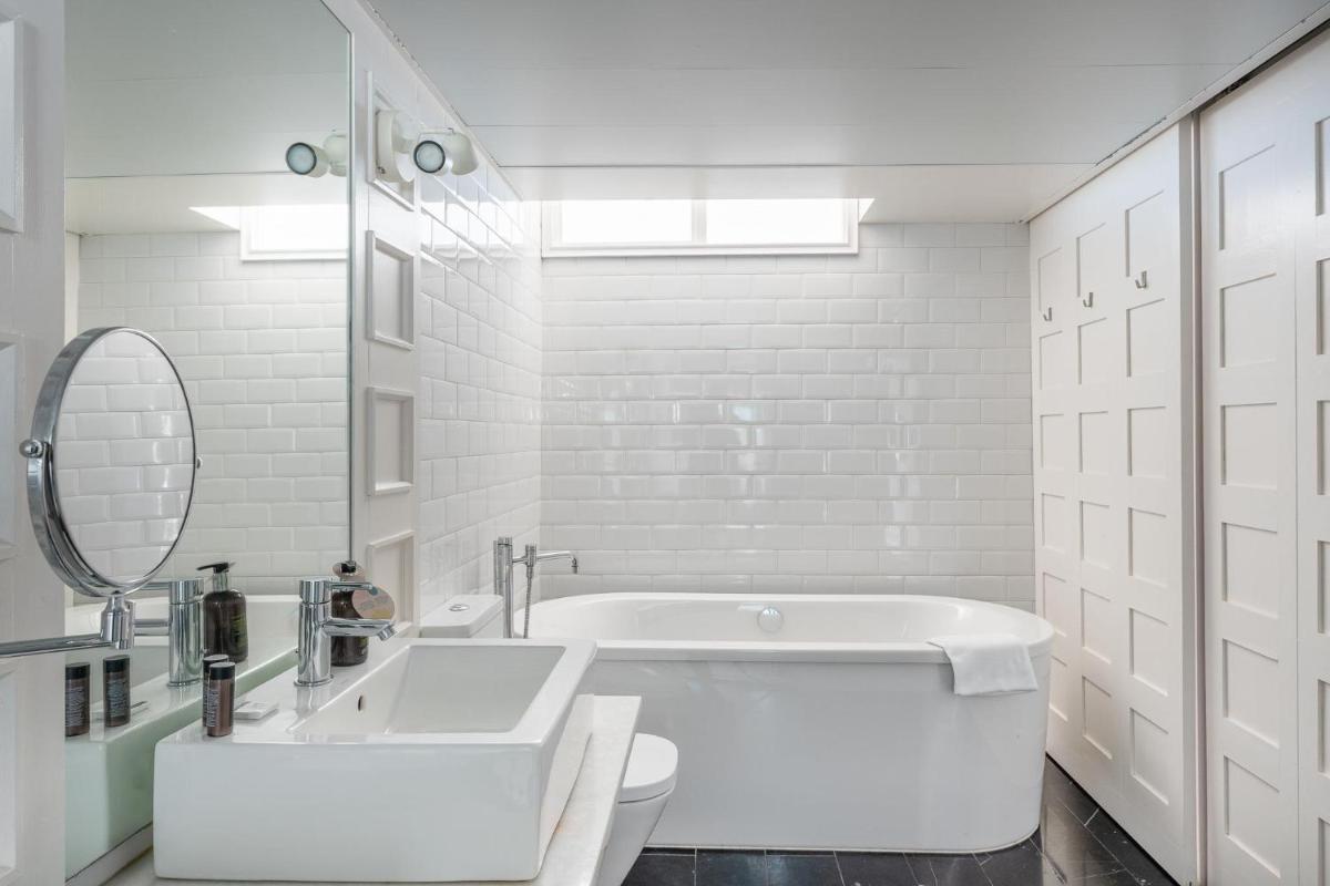 Un baño de Gold By Marina - Adults only