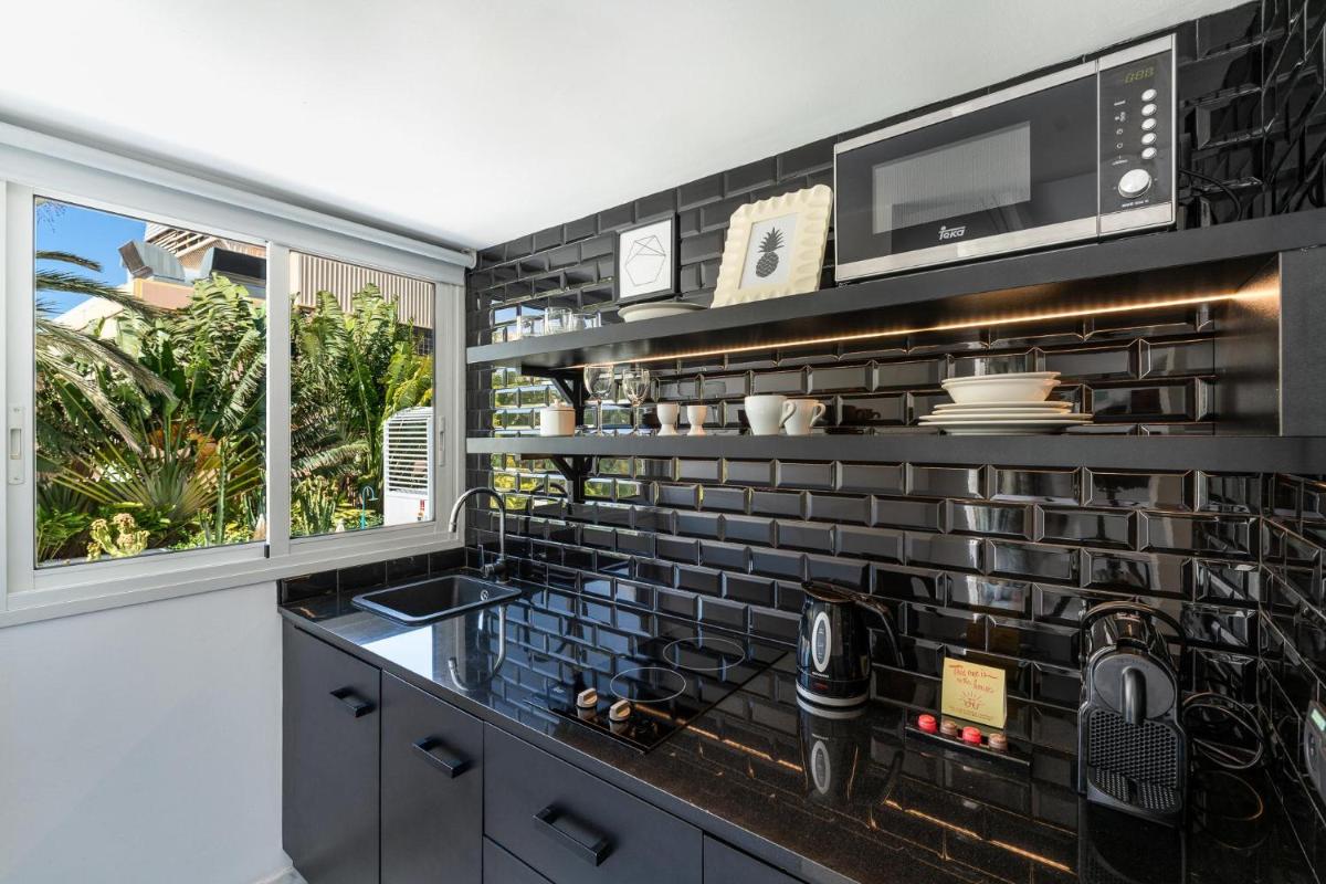 Una cocina o zona de cocina en Gold By Marina - Adults only