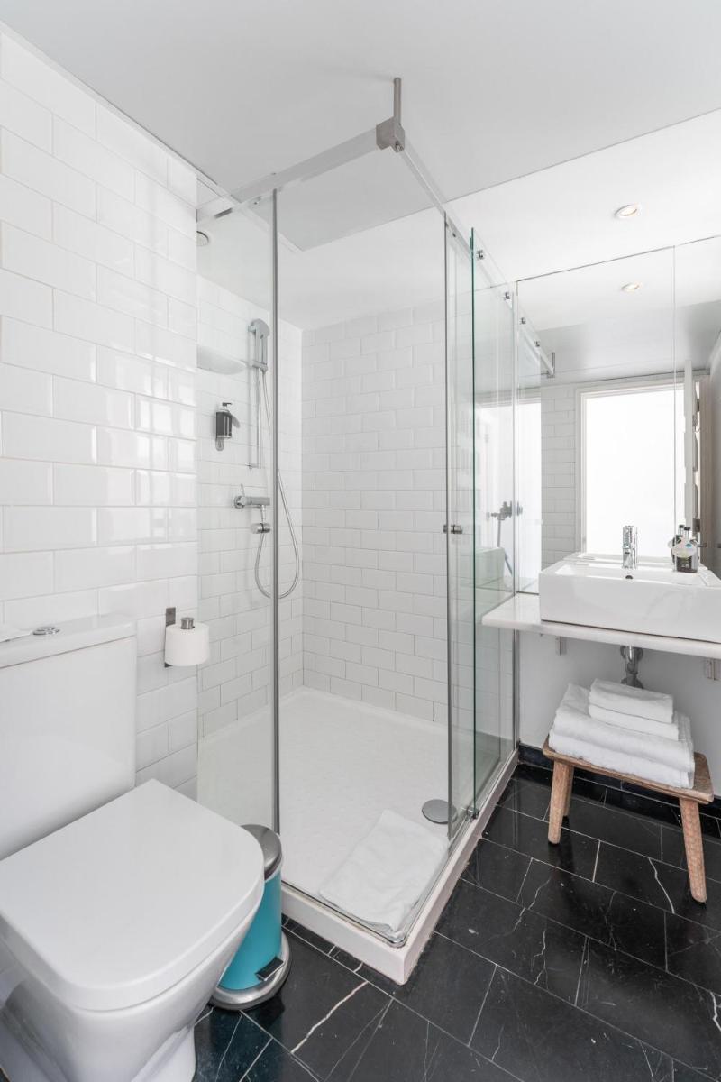 Un baño de Gold By Marina - Adults only