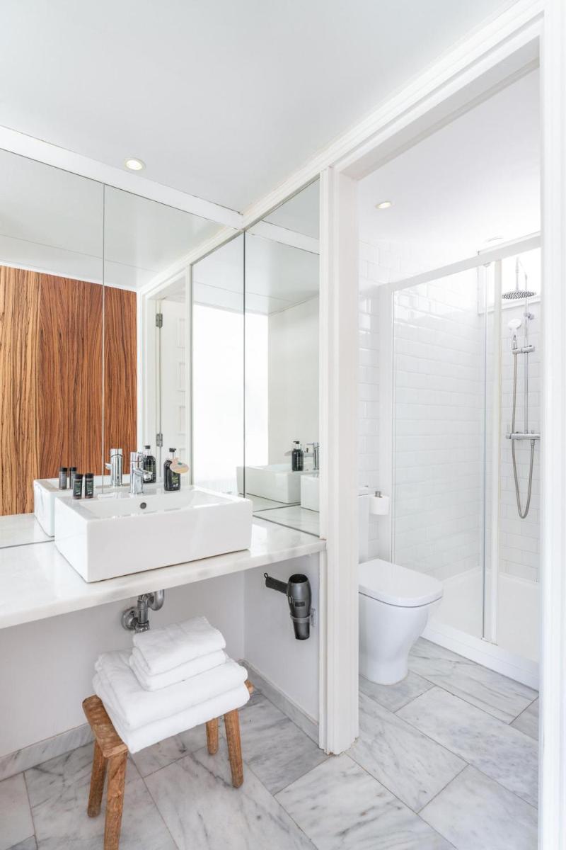 Un baño de Gold By Marina - Adults only