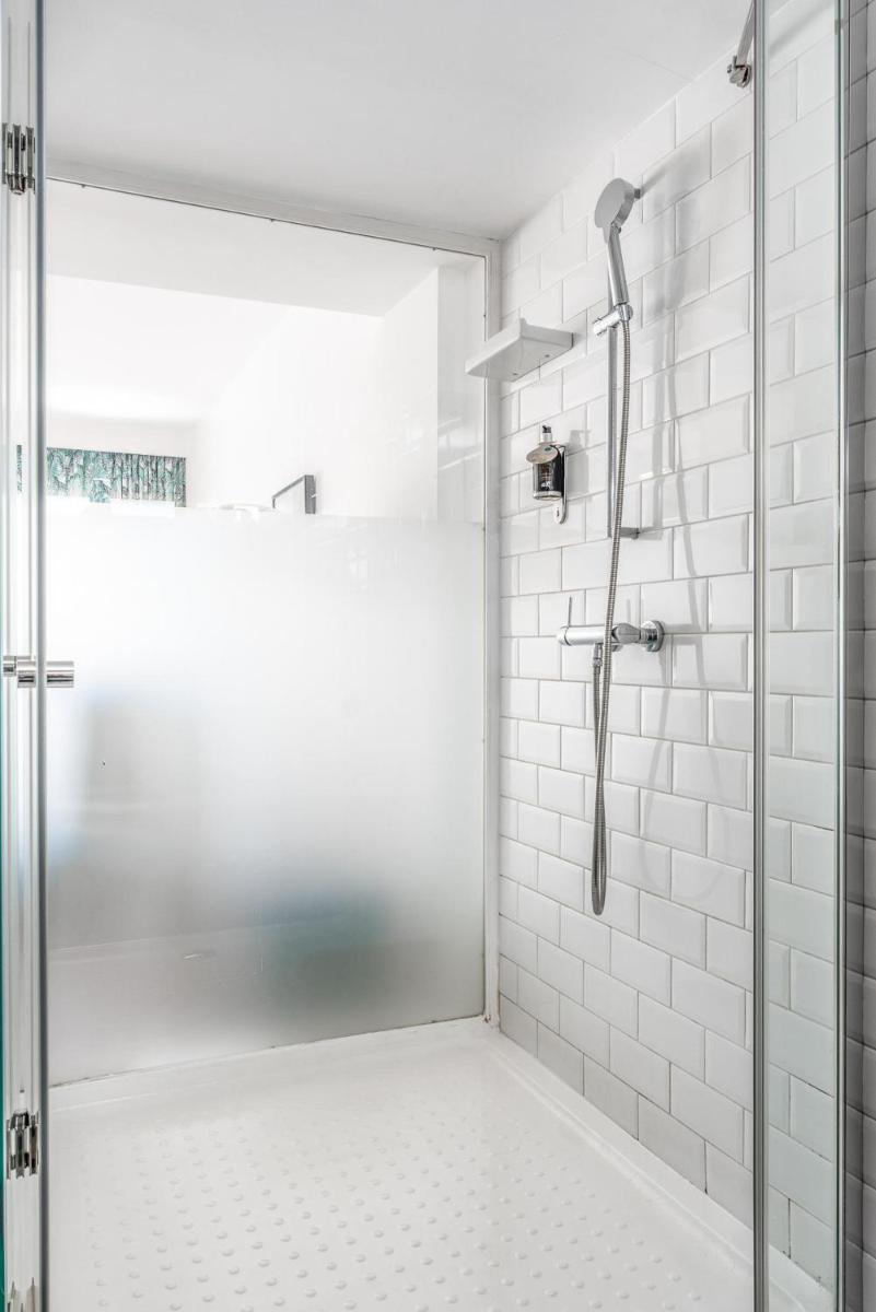 Un baño de Gold By Marina - Adults only