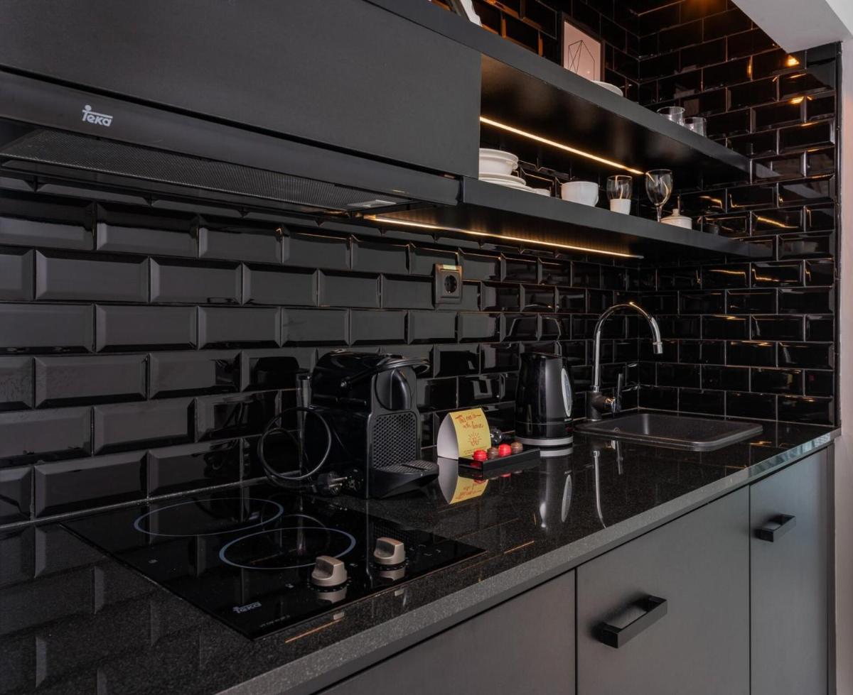 Una cocina o zona de cocina en Gold By Marina - Adults only