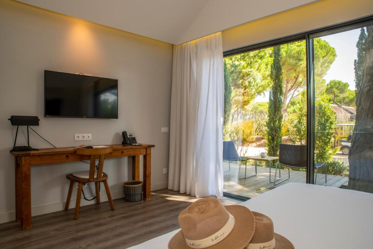 Uma televisão e/ou sistema de entretenimento em Sublime Comporta Country Retreat & SPA