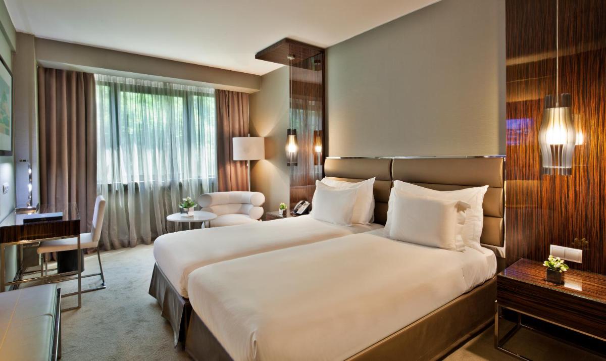 Uma cama ou camas num quarto em Altis Grand Hotel