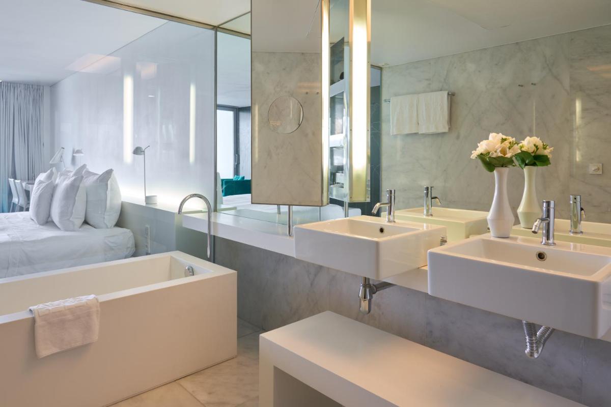 um banheiro com duas pias e um espelho grande em Altis Belem Hotel & Spa, a Member of Design Hotels em Lisboa