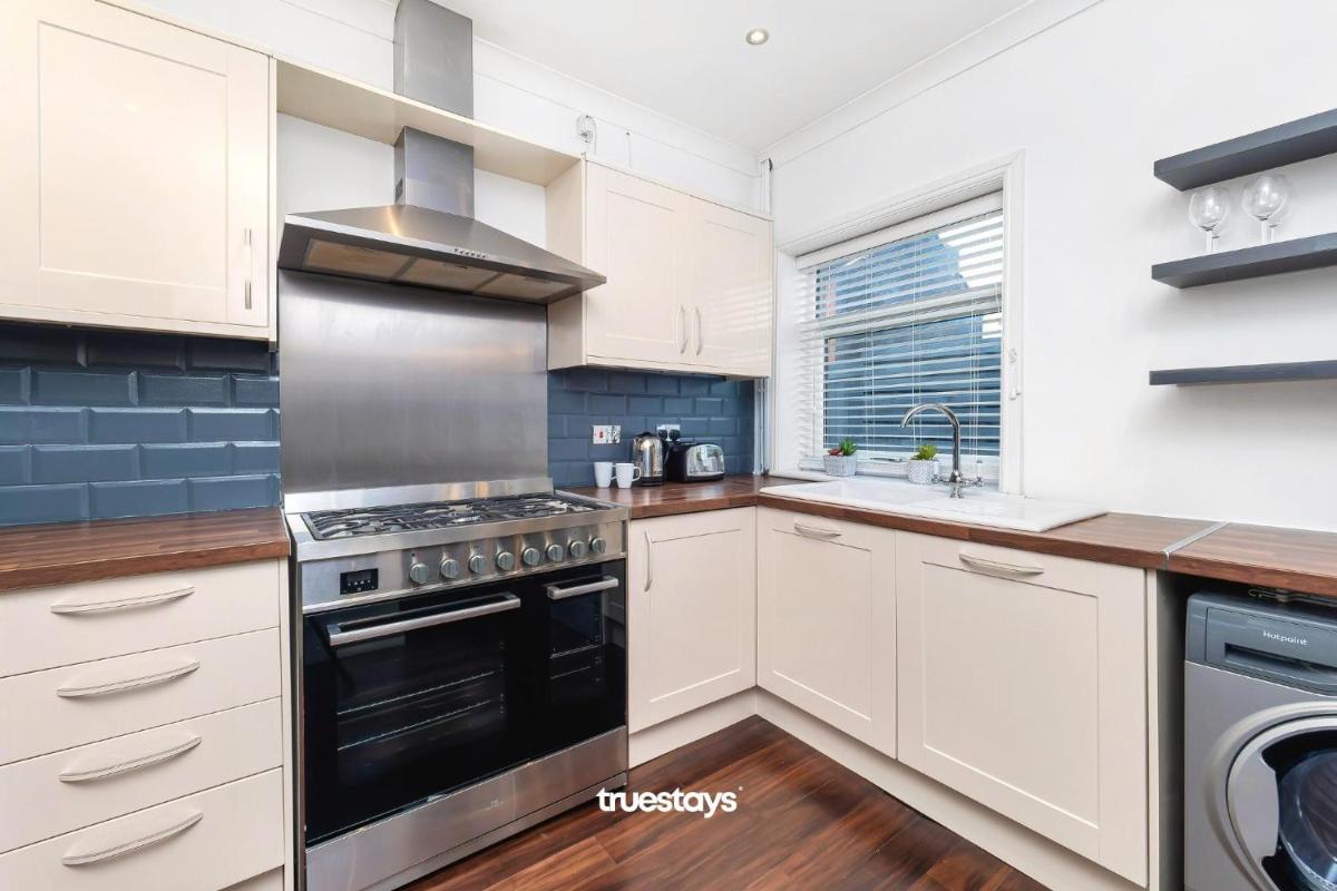 NEW Lily House by Truestays - 3 Bedroom House in Stoke-on-Trent - Housity