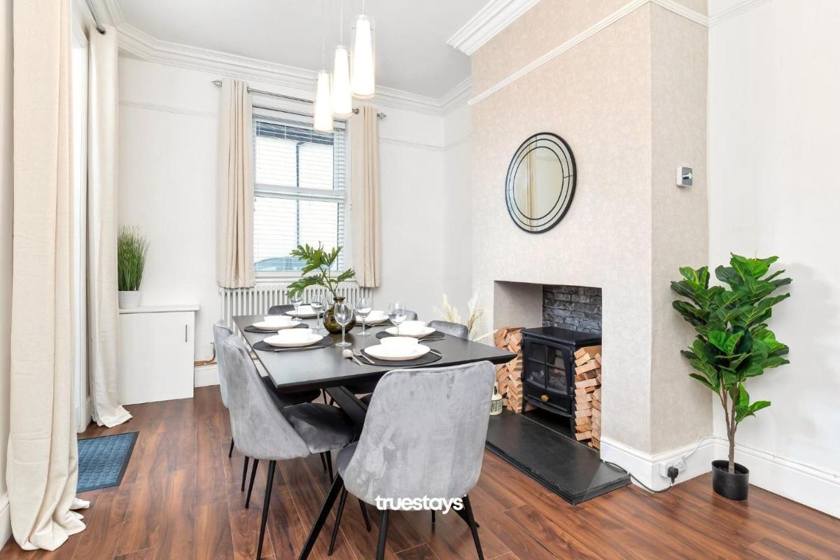 NEW Lily House by Truestays - 3 Bedroom House in Stoke-on-Trent - Housity