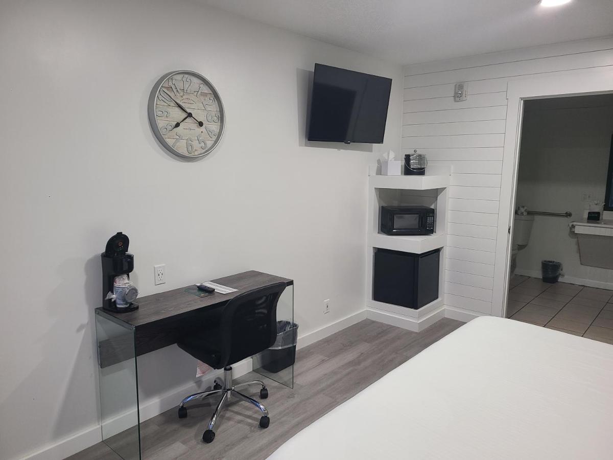 Blue Sky Inn- Veteran Owned, New Breakfast Area, Rennovated Rooms, 5 plus acres for you and your pet to roam, NEW Fire Pit - Housity