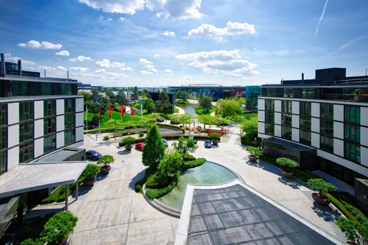 eine Luftaufnahme des Innenhofs eines Gebäudes in der Unterkunft The Ritz-Carlton, Wolfsburg in Wolfsburg