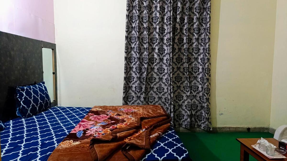 The Royal Family Couples Guest House - Housity