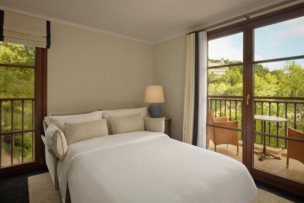 Cama o camas de una habitación en Castillo Hotel Son Vida, a Luxury Collection Hotel, Mallorca