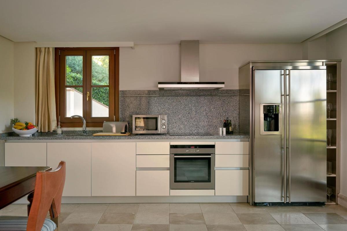 Una cocina o zona de cocina en Castillo Hotel Son Vida, a Luxury Collection Hotel, Mallorca
