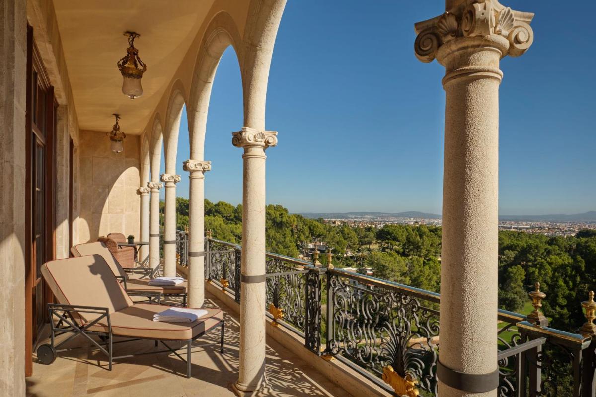 Un balcón o terraza de Castillo Hotel Son Vida, a Luxury Collection Hotel, Mallorca