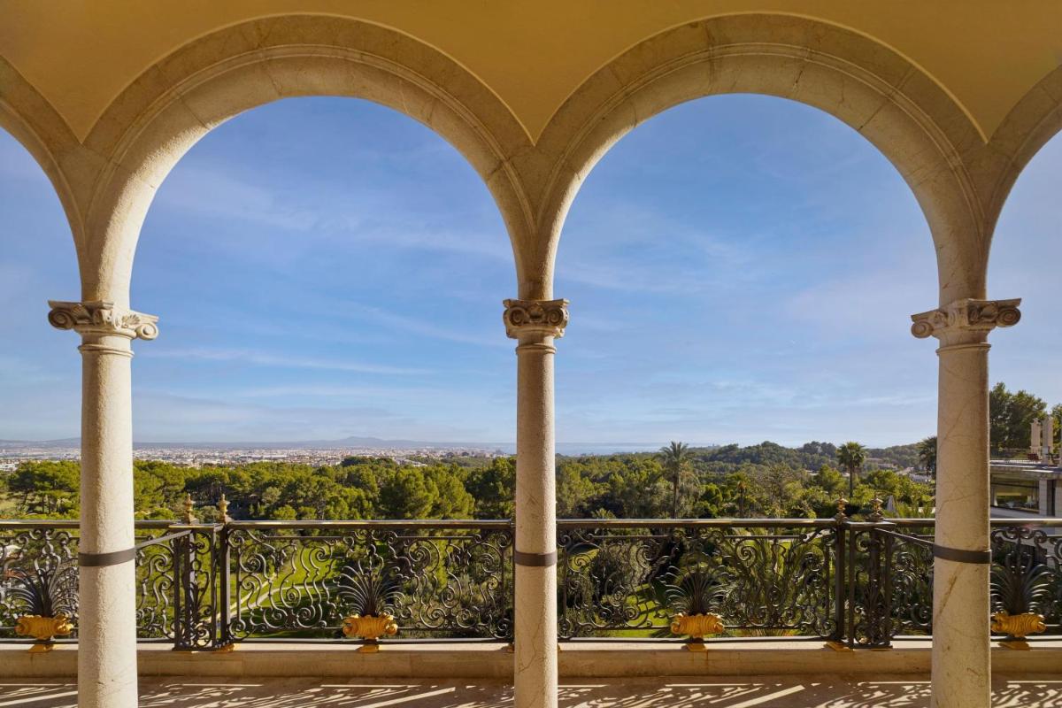 Un balcón o terraza de Castillo Hotel Son Vida, a Luxury Collection Hotel, Mallorca
