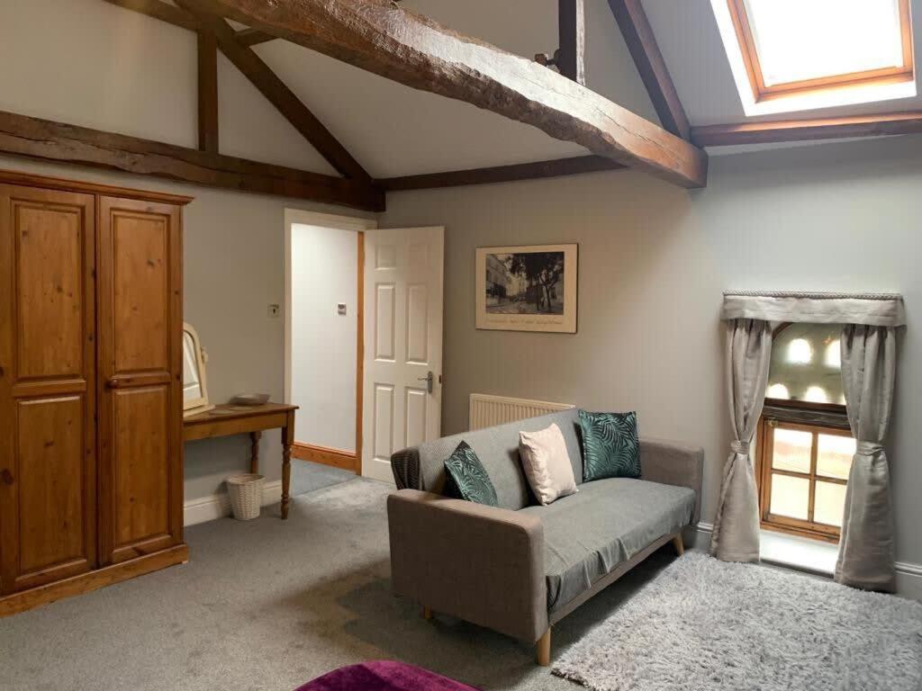 Studio 3B The Carriage House York 6m Village Location - Housity