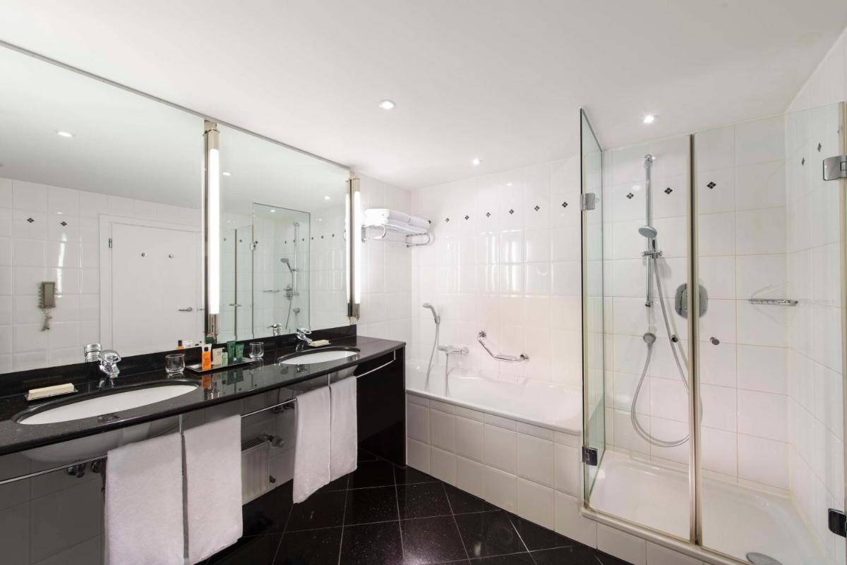 Ein Badezimmer in der Unterkunft Hilton Berlin