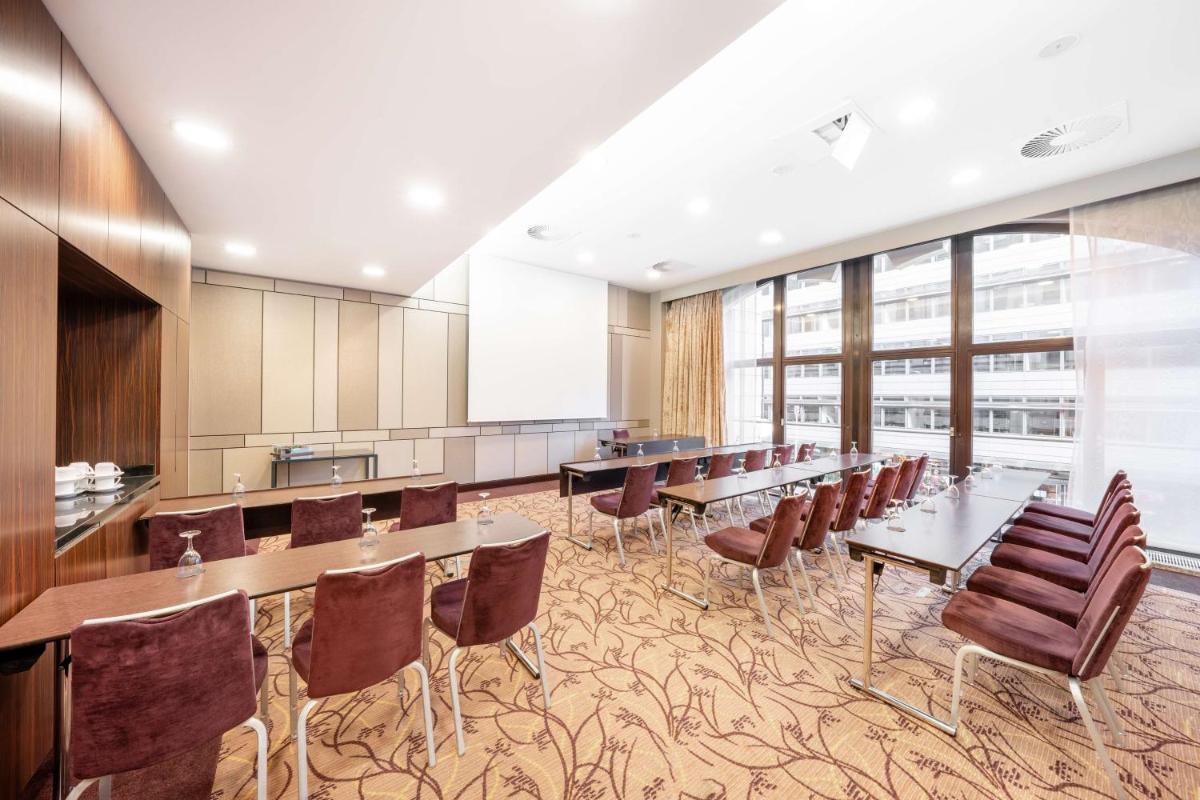 Ein Sitzbereich in der Unterkunft Hilton Berlin
