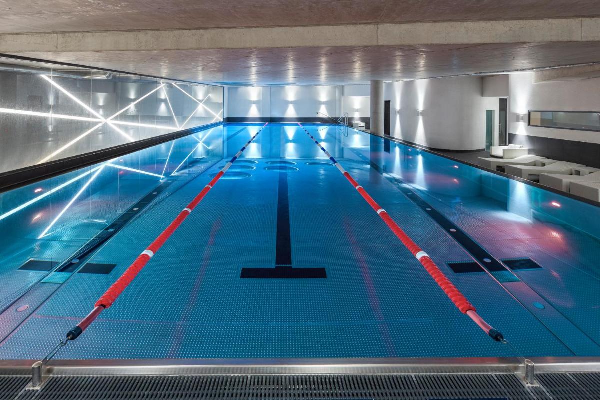 Der Swimmingpool an oder in der Nähe von Sofitel Frankfurt Opera