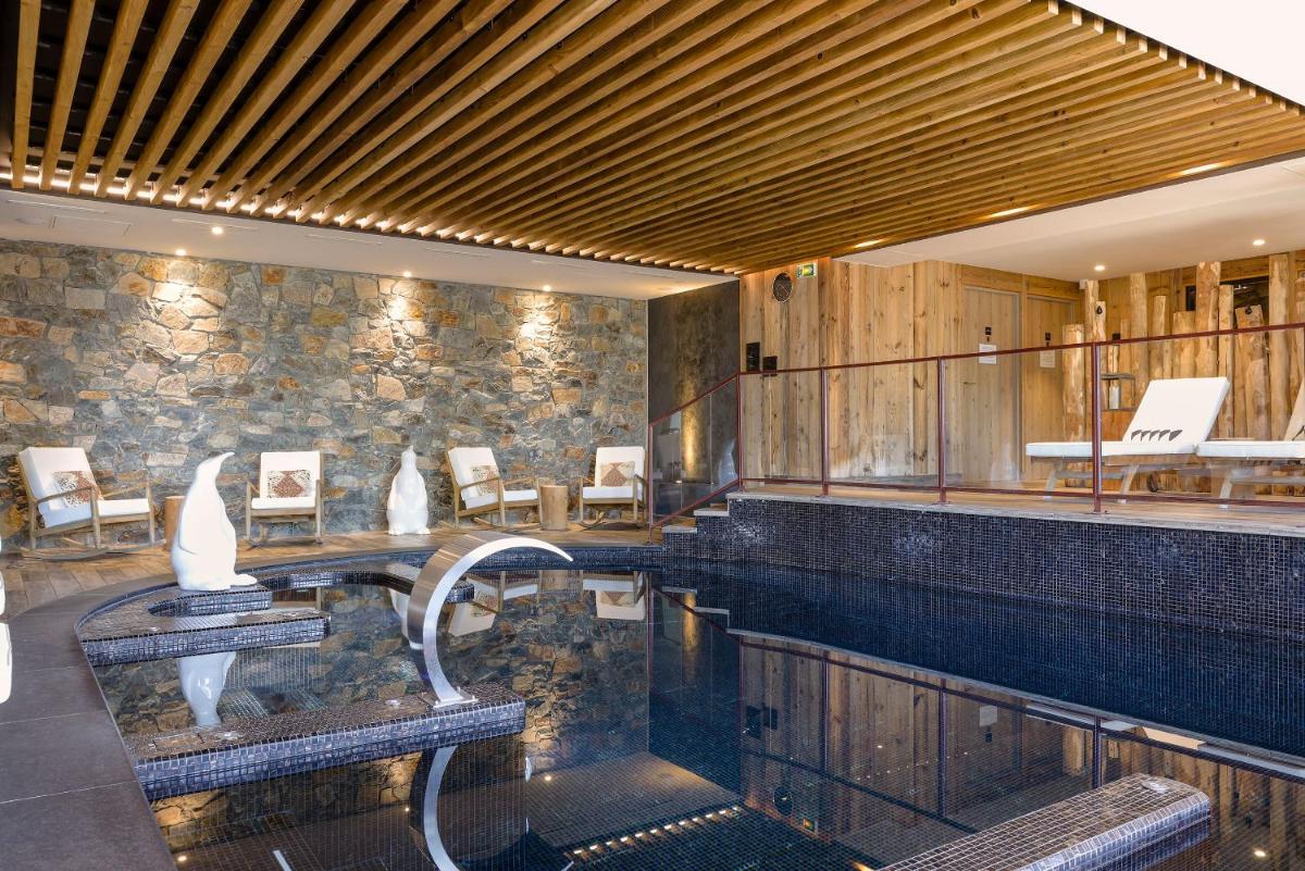 Coin salon dans l'établissement Grandes Rousses Hotel & Spa