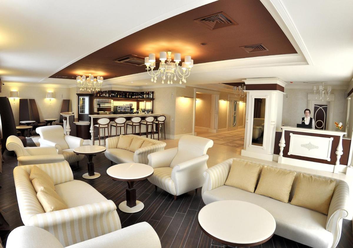 Dvor Podznoeva Glavniy Korpus - Housity