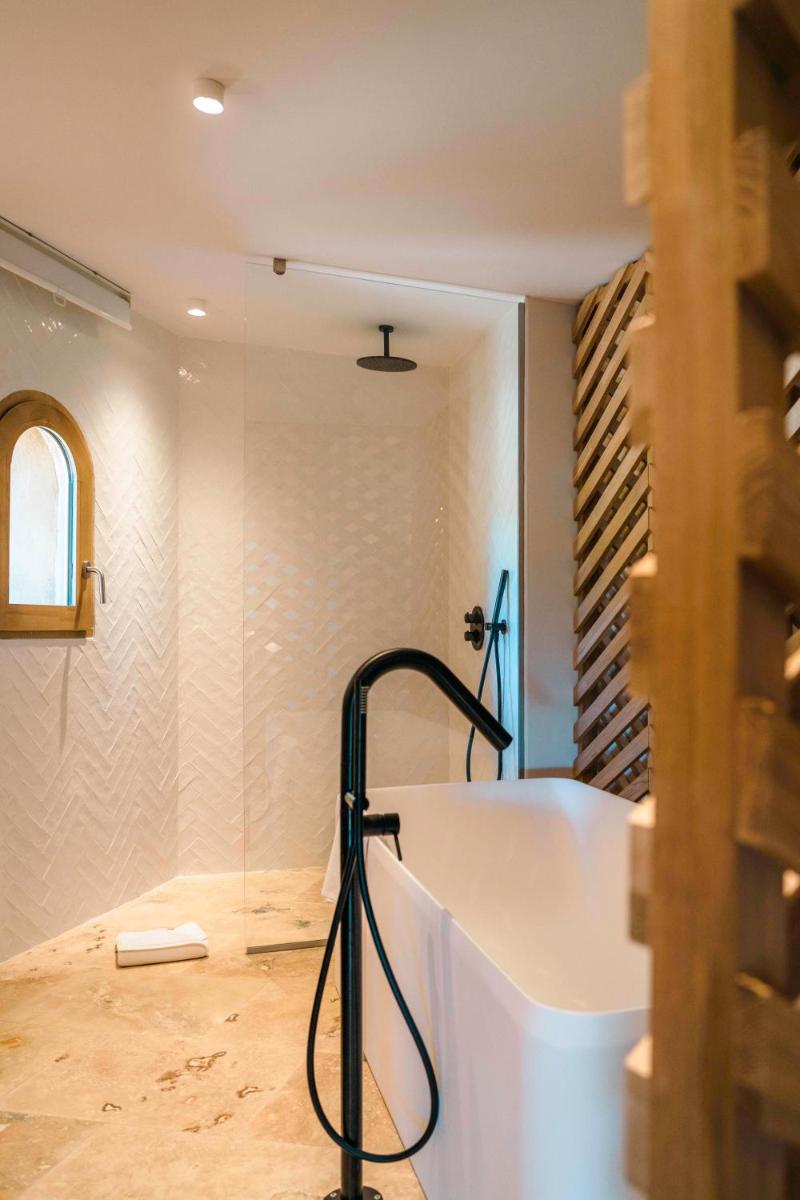 Salle de bains dans l'établissement Château L'Hospitalet Wine Resort Beach & Spa