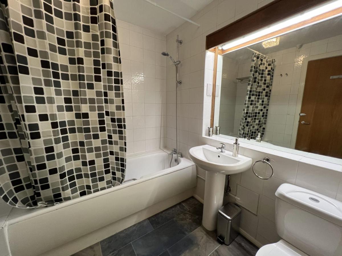 Top Floor Room in Baker St - Housity