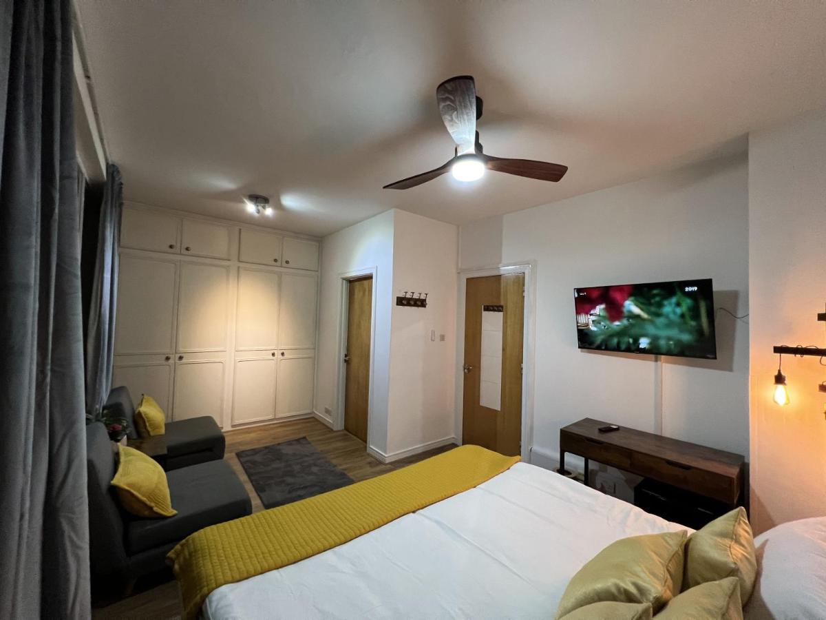 Top Floor Room in Baker St - Housity
