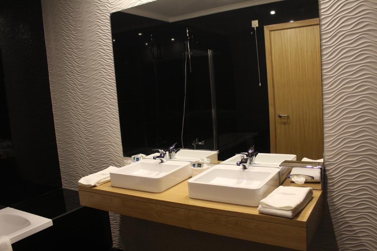 Uma casa de banho em Douro Cister Hotel Resort