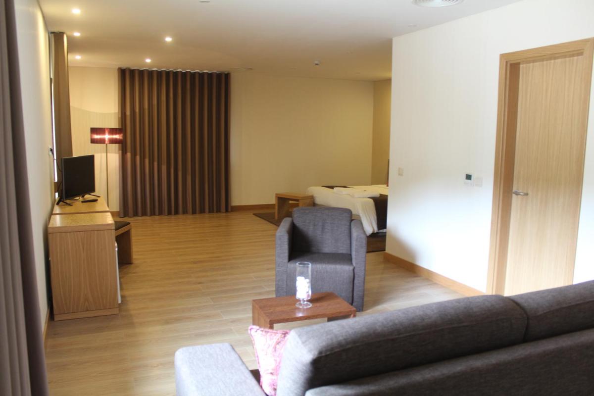 Uma televisão e/ou sistema de entretenimento em Douro Cister Hotel Resort