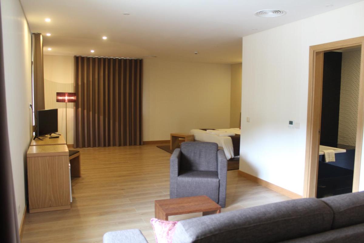Uma televisão e/ou sistema de entretenimento em Douro Cister Hotel Resort
