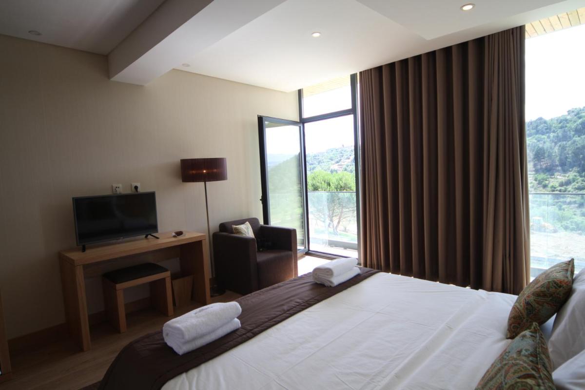 Uma televisão e/ou sistema de entretenimento em Douro Cister Hotel Resort