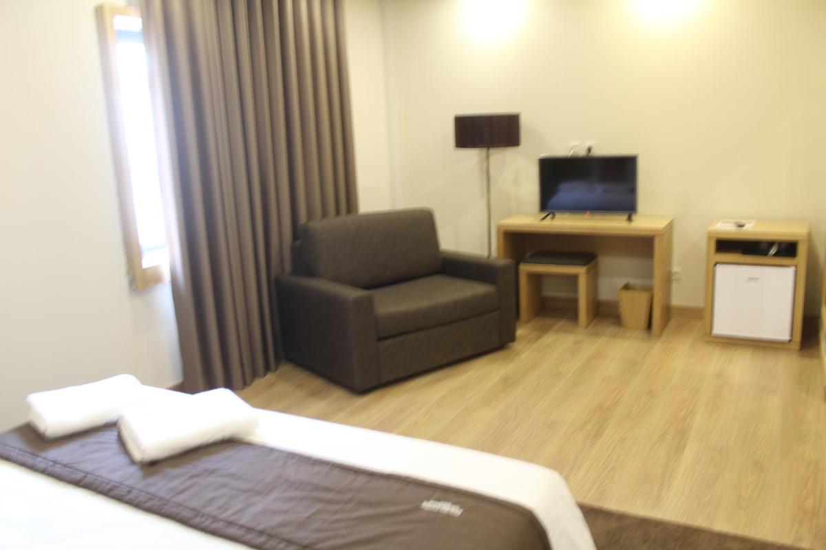 Uma televisão e/ou sistema de entretenimento em Douro Cister Hotel Resort