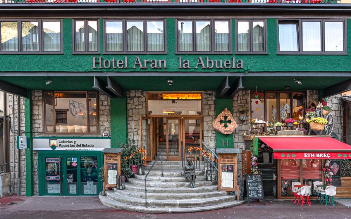 Fachada o entrada de Hotel Aran La Abuela